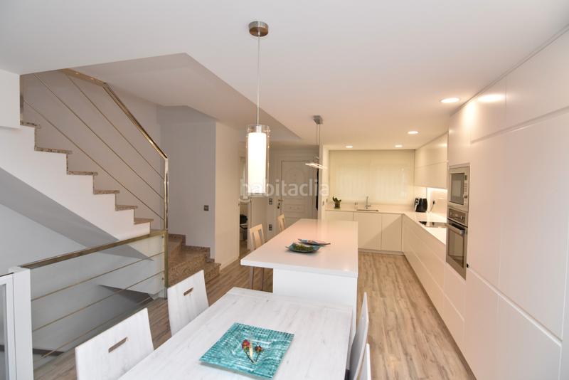 Foto f0da549c-48c9-41d4-8756-0d0d58fe956c. Casa pareada descubre esta magnífica casa esquinera , completamente restaurada y lista para convertirse en tu nuevo hogar. en Pineda de Mar