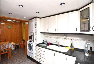 Pis  Carrer de l'urgell. Te presentamos un acogedor piso de tres dormitorios ubicado en l