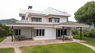Xalet  Avinguda sant jaume. Ubicada en una zona tranquila junto al pueblo de pineda de mar,