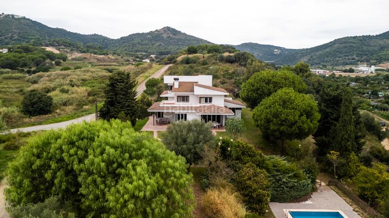 Foto 20222a77-13aa-42ad-abd9-d8e372779a4a. Chalet ubicada en una zona tranquila junto al pueblo , esta impresionante propiedad ofrece la combinación perfecta en Pineda de Mar