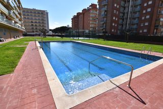 Pis  Avinguda colom. Piso junto al mar con vistas y piscina comunitaria