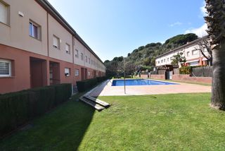 Reihenhaus in Calella. Casa adosada en venta en calella con piscina comunitaria, buhard