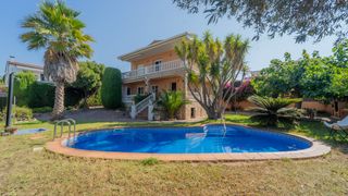 Chalet  Carrer ripollès. En exclusiva casa en venta en urbanización can more con parcela