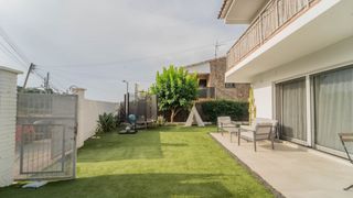 Casa a Pinemar. Casa reformada en venta en pinemar (pineda de mar) con jardín pl