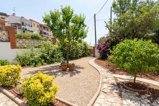 Casa  Carrer regoyos 2. En exclusiva casa esquinera en venta en pinemar, pineda de mar,