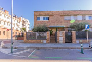 Casa aparellada  Carrer illes canàries. En exclusiva casa esquinera en venta en pineda de mar junto al p