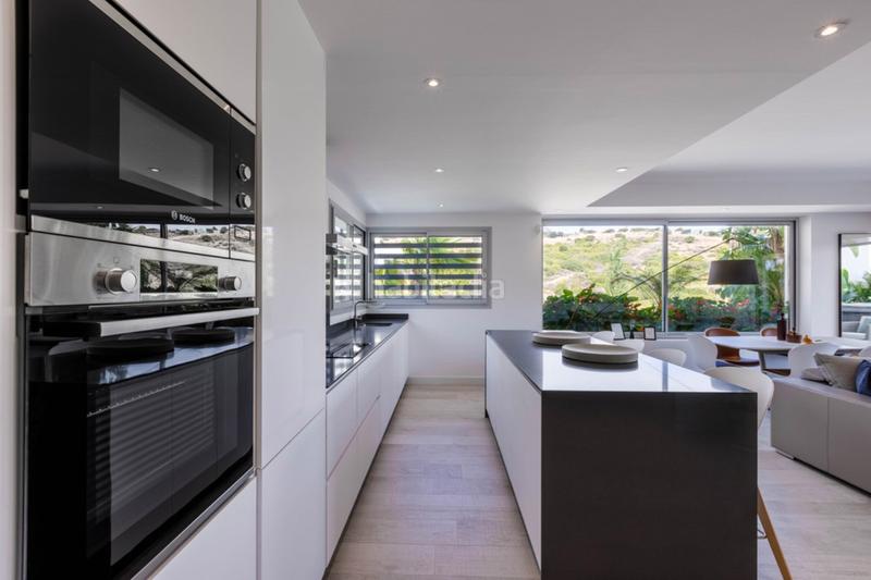 Foto b25d08c4-9a01-401e-b572-8185d44b9ca3. Attique avec parking piscine dans Parque Central Estepona