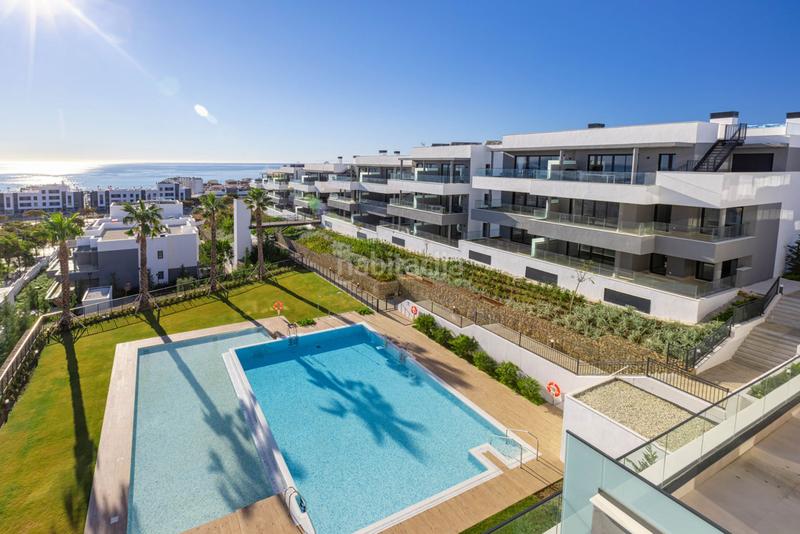 Foto 5c5b05c3-5cb2-442f-a9d6-1d1c617df543. Planta baixa amb aparcament piscina a Zona Calvario Estepona