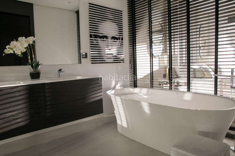 Foto d4fb7fc6-2b73-4df6-b653-6b2183738b74. Apartament amb aparcament piscina a Las Lomas de Río Verde Marbella