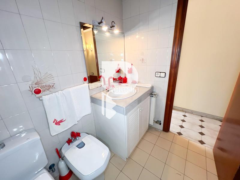 Foto b9c2b7f8-46df-40ee-83ee-e0f7a4a51e41. Haus in calle gran via de fontpineda 72 in Pallejà