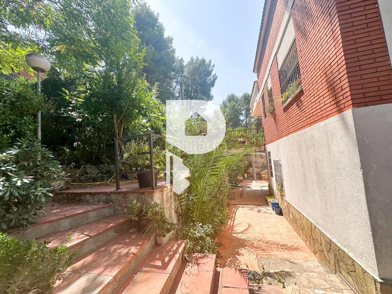 Foto cfe2f04d-f6bd-4414-95dc-679cbd612b89. Haus in calle gran via de fontpineda 72 in Pallejà