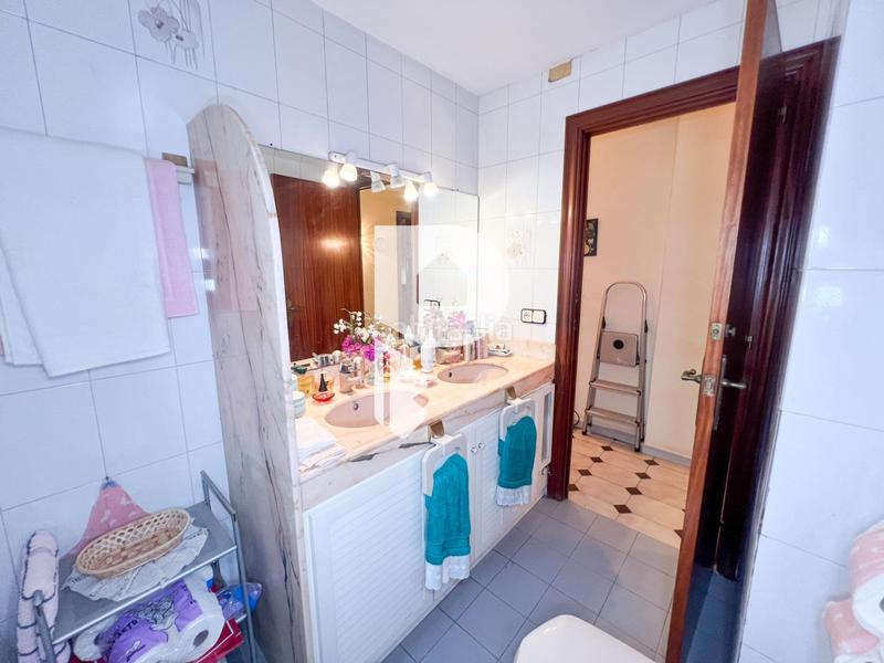 Foto e67dbc04-7996-4125-b28a-e6e5459a0383. Haus in calle gran via de fontpineda 72 in Pallejà