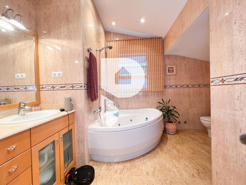 Foto 0c2106d7-511b-4109-95db-986d5ad7c268. Casa amb aparcament a Cervelló
