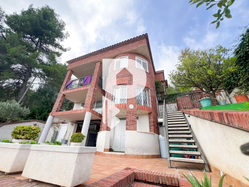Foto f43d7770-57ef-4255-ac30-df036b13118e. Casa amb aparcament a Cervelló