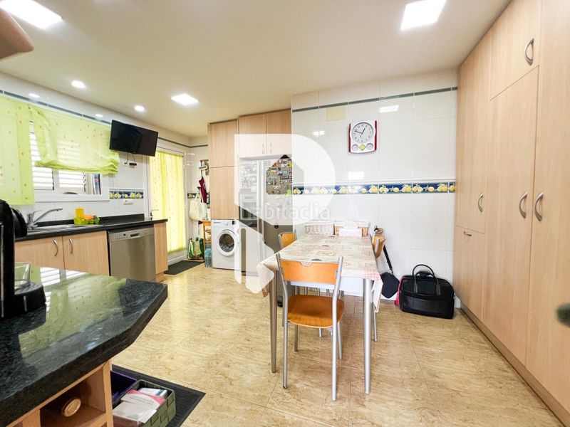 Foto f7e514eb-5669-4727-a136-50d7d07d652b. Casa amb aparcament a Cervelló