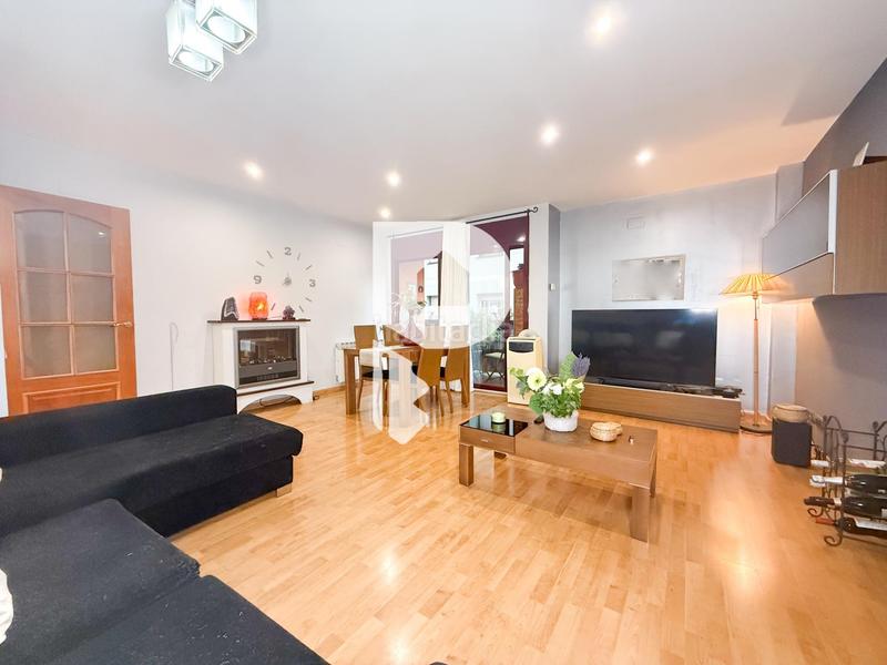 Foto 291616da-b6ef-42cf-b419-78a10f097cef. Planta baja enorme piso con parking en Roquetes Barcelona