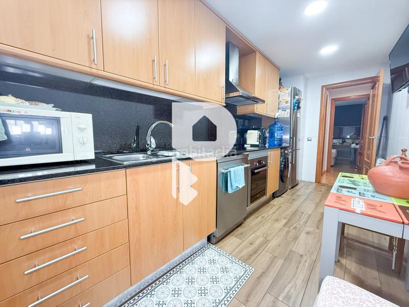 Foto a3b143f5-e2b0-4385-a57d-1f3f1ec09d9f. Planta baja enorme piso con parking en Roquetes Barcelona