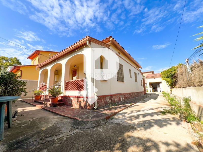 Foto c550d229-0f49-4907-bc13-c6b4cf7d6658. Casa amb aparcament a Sant Andreu de la Barca