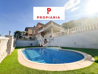 Casa a Avinguda dels pirineus 37. Espectacular casa con piscina y vistas a la ciudad