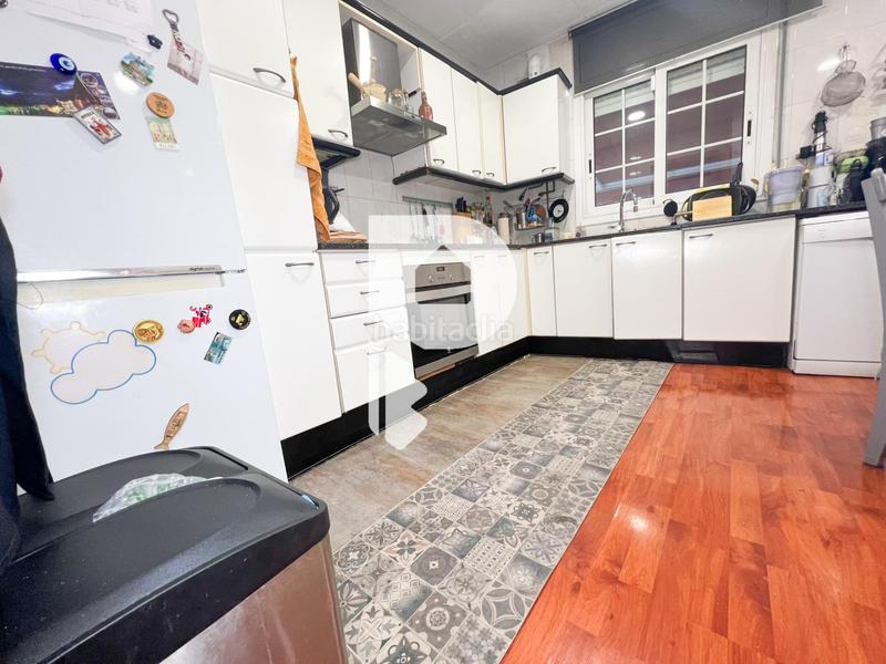 Foto 1dbec7e0-b782-4418-aede-043b04444553. Casa amb calefacció aparcament a Centre Sant Boi de Llobregat