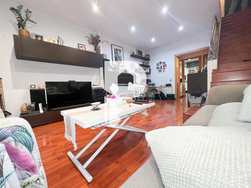 Foto 4d56e925-1426-49e2-ac71-54933acec6a6. Casa amb calefacció aparcament a Centre Sant Boi de Llobregat