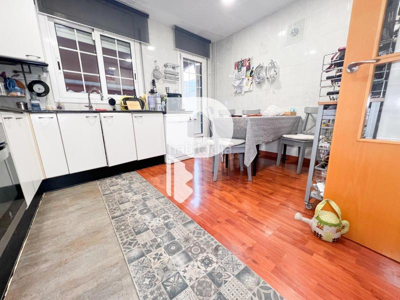 Foto 9ef1236e-cead-4fe8-8141-6c3addf6bb5f. Casa amb calefacció aparcament a Centre Sant Boi de Llobregat