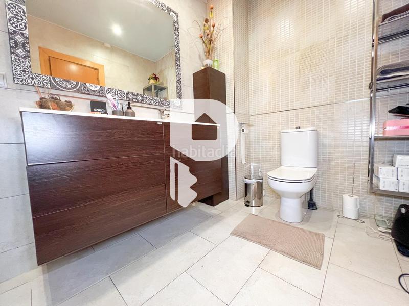 Foto a2a7d60f-8d46-40d3-b3d9-21eff56e66f8. Casa amb calefacció aparcament a Centre Sant Boi de Llobregat