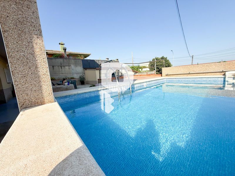 Foto 77853ae6-e1fe-4281-aeb8-a96fcf4cda60. Casa amb calefacció aparcament piscina a Sant Vicenç dels Horts