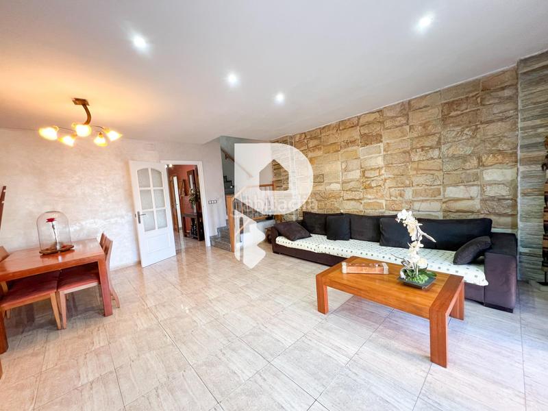 Foto 59f6d1f9-beb2-4c51-99cf-47da1c360c4d. Casa preciosa casa pareada en el centro en Abrera