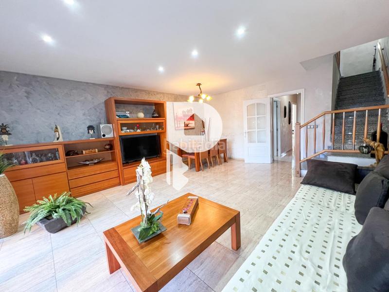 Foto d72b5710-ea02-4a45-a567-70fce27f0ca4. Casa preciosa casa pareada en el centro en Abrera