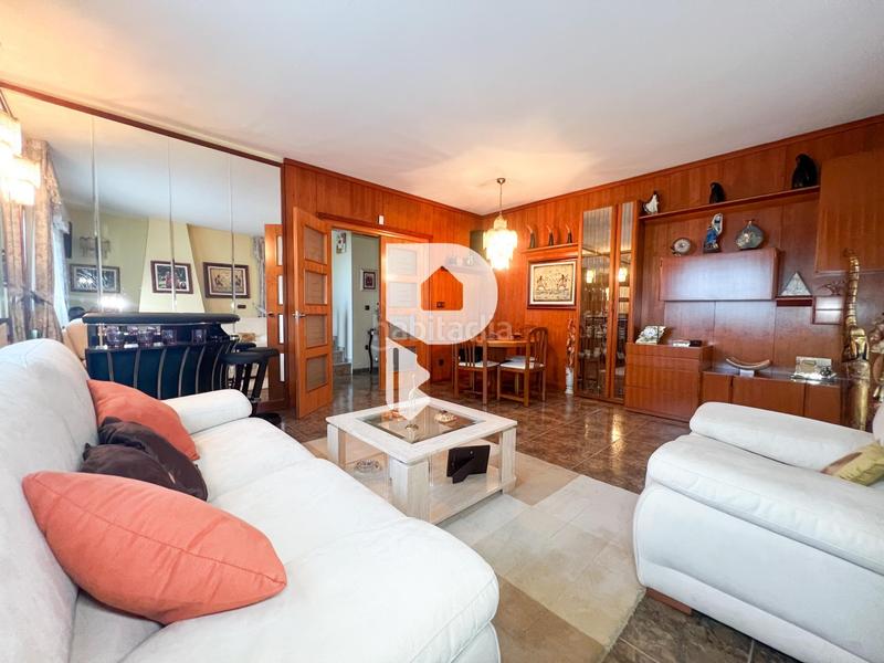 Foto 17394d9f-c8d9-4051-8ec5-a1d04db11a8a. Casa gran casa con piscina propia en Abrera