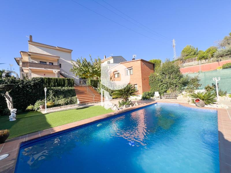 Foto 68a42636-4f34-4a36-9143-613f56c20e9f. Casa gran casa con piscina propia en Abrera