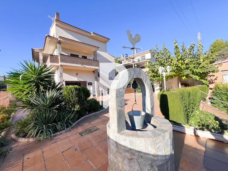 Foto f060dcdd-26aa-4eef-b12c-2445cdd62688. Casa gran casa con piscina propia en Abrera