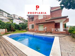 Maison à Vallirana. Casa pareada con amplias estancias y piscina