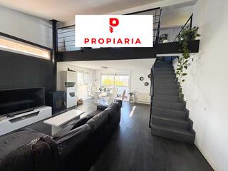 Casa a Castellví de Rosanes. Moderna casa en el taio