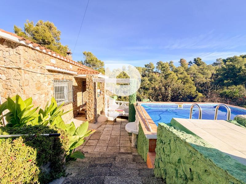 Foto 42dec367-602e-47ef-8941-aa5fe94971de. Casa  con piscina y estudio en Olesa de Bonesvalls
