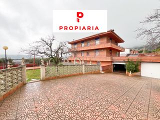 Casa a Vallirana. Casa con dos viviendas independientes y piscina