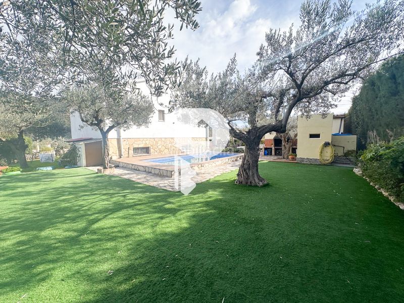 Foto 09d7cdea-6cf0-4043-9a31-2a4036154ae0. Casa amb xemeneia calefacció aparcament piscina a Esparreguera