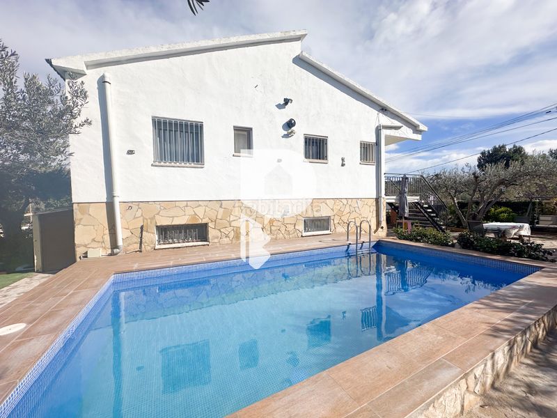 Foto 8016933b-1cc1-463f-914d-4dd9619ada32. Casa amb xemeneia calefacció aparcament piscina a Esparreguera