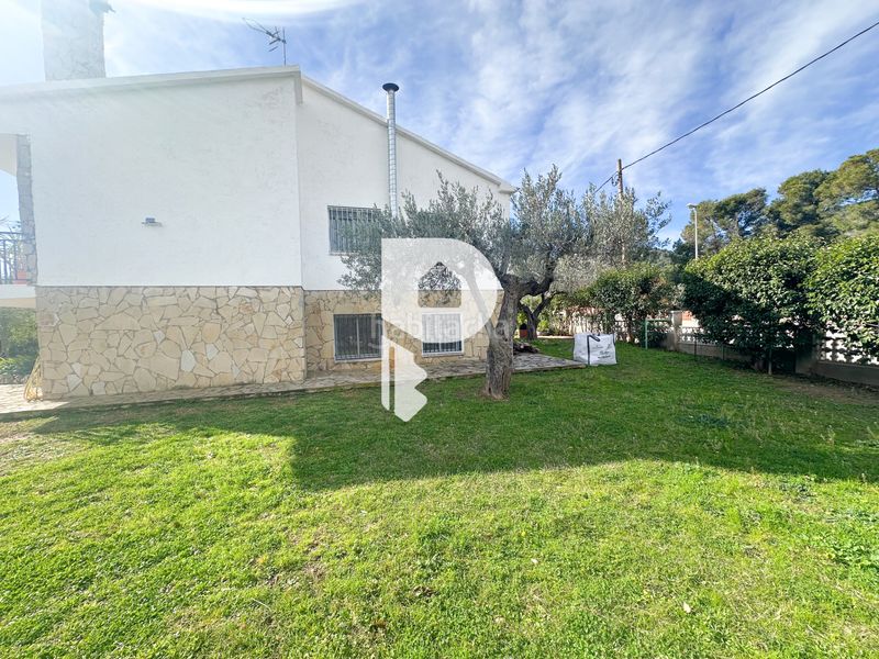 Foto 82fc5f63-0904-4e63-8050-653858dc1d04. Casa amb xemeneia calefacció aparcament piscina a Esparreguera