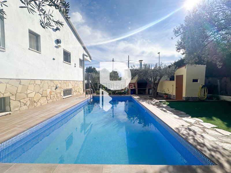 Foto a9a2ccbc-01fe-442b-b475-73aa35ea6bf9. Casa amb xemeneia calefacció aparcament piscina a Esparreguera