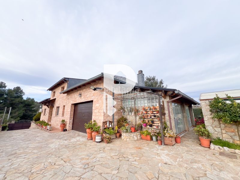 Foto a827a842-66e8-45ff-9774-6671a3d6d19c. Chalet in carrer riu muga 14 in Vallirana