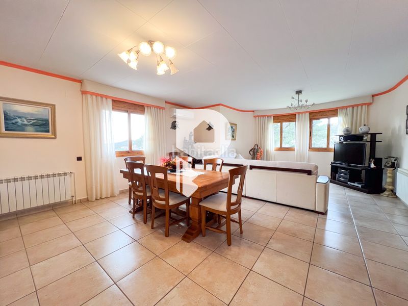 Foto f8327bbe-5e74-4c5b-ad9a-2019d68282d7. Chalet in carrer riu muga 14 in Vallirana