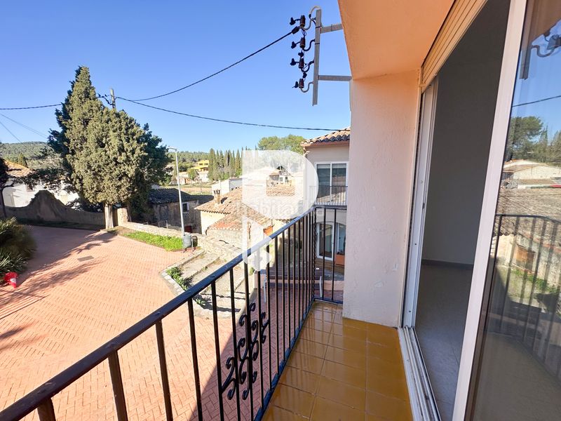 Foto a4af3a3d-f639-407a-bd77-ef0fe8f34bfa. Casa amb xemeneia a Olesa de Bonesvalls
