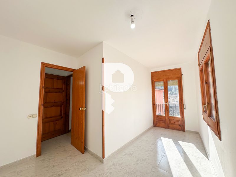 Foto bf83e244-db99-4849-bb0a-4467e7984d2a. Casa amb xemeneia a Olesa de Bonesvalls