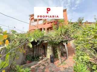 Casa adossada a Sant Vicenç dels Horts. Bonita casa pareada con jardín
