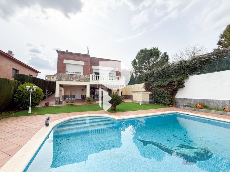 Foto b784f90b-be9a-40ea-bc34-eff0cdcceea1. Casa amb calefacció aparcament piscina a Can Rial Esparreguera