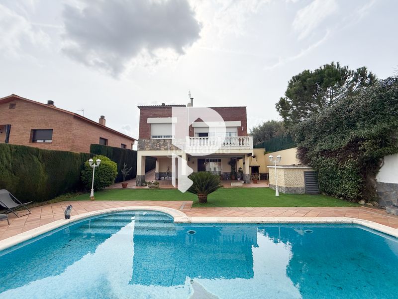 Foto d8e0cfda-4892-415d-9e0f-b1ebad6eaee8. Casa amb calefacció aparcament piscina a Can Rial Esparreguera