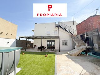 Haus in Carrer de burgos 29. Bonita casa en planta con jard�n