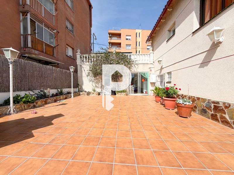 Foto 4de868f8-3755-4dd3-bc4c-c84c5d0701a2. Casa a carrer d'angel guimerà 18 a Papiol (El)